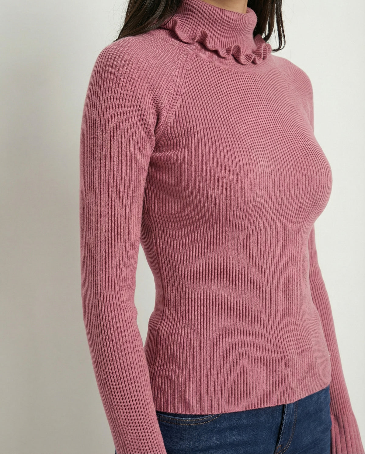 Maglia a costine con collo alto e volant