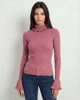 Maglia a costine con collo alto e volant