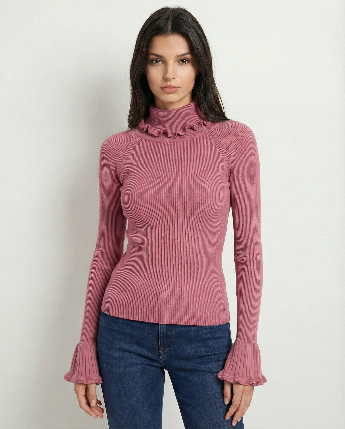 Maglia a costine con collo alto e volant
