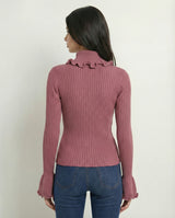 Maglia a costine con collo alto e volant