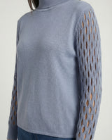 Maglia con collo alto e maniche traforate