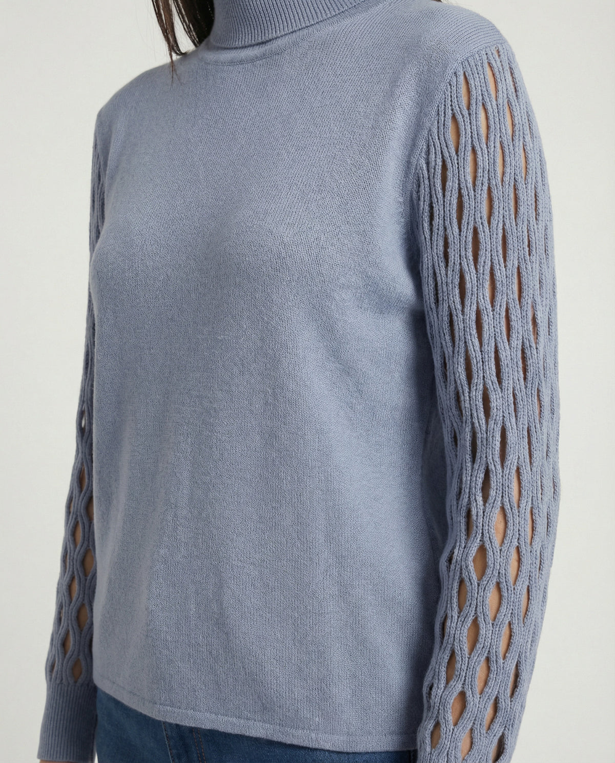 Maglia con collo alto e maniche traforate