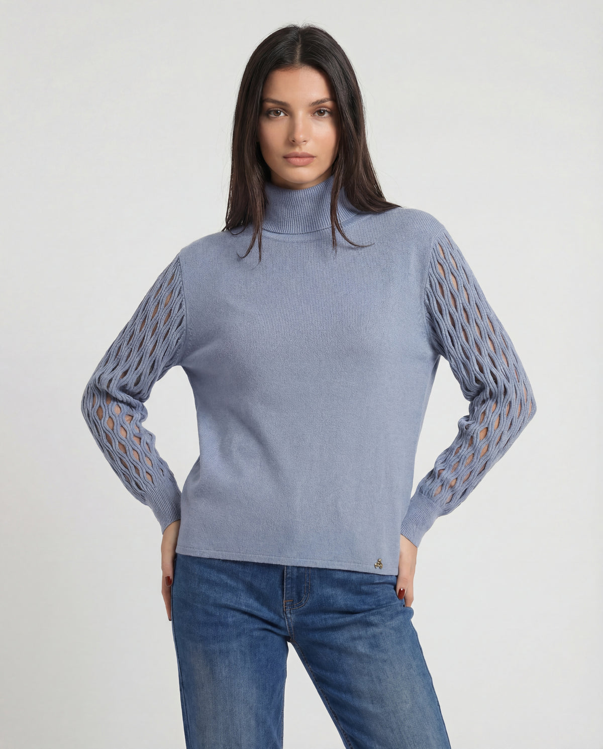 Maglia con collo alto e maniche traforate
