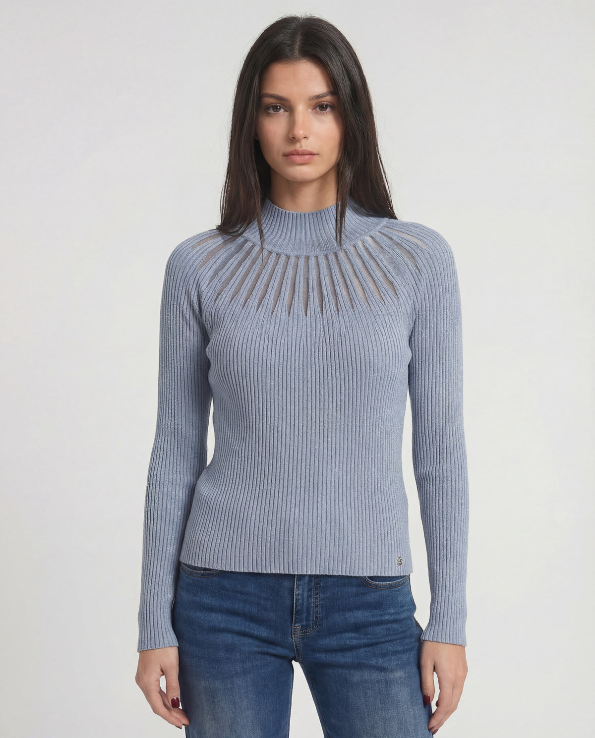 Maglia a costine con collo alto e dettaglio traforato