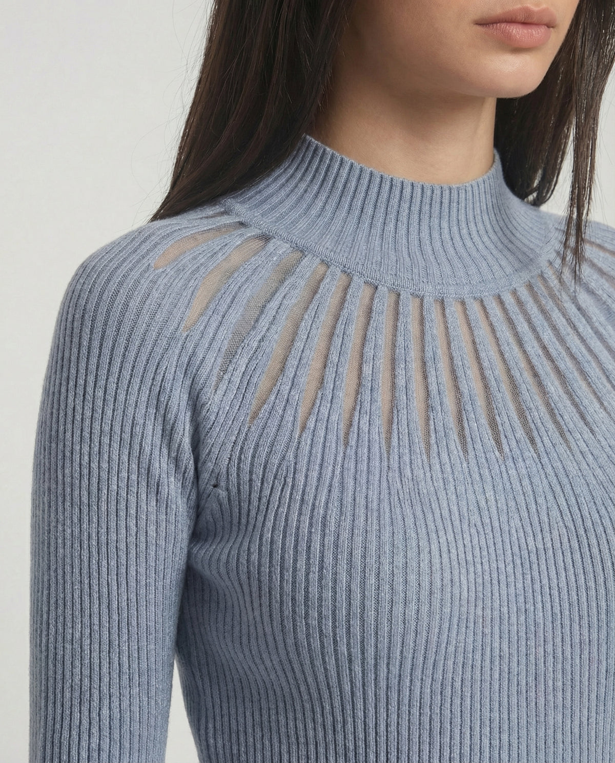 Maglia a costine con collo alto e dettaglio traforato