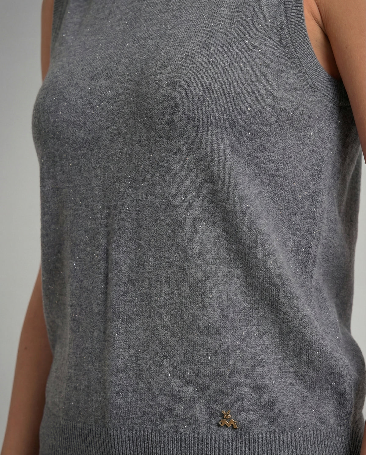 Top smanicato con collo alto in filato lurex