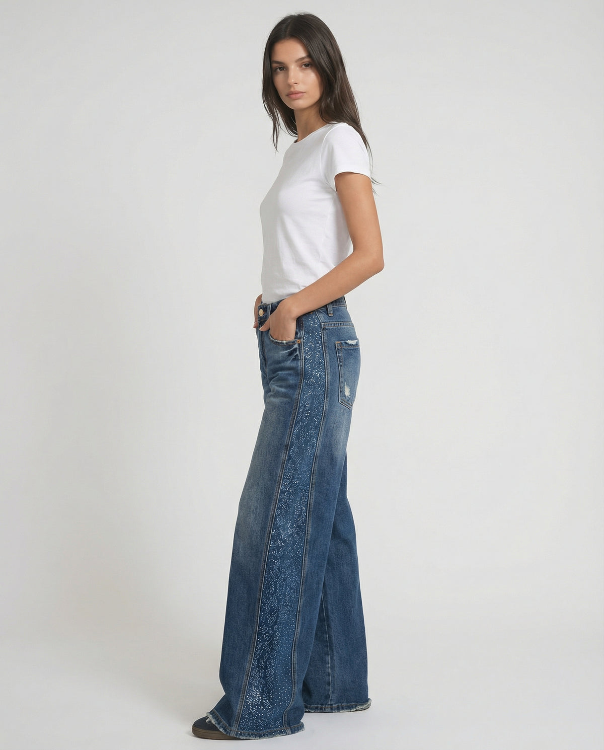 Jeans wide leg con banda laterale decorata