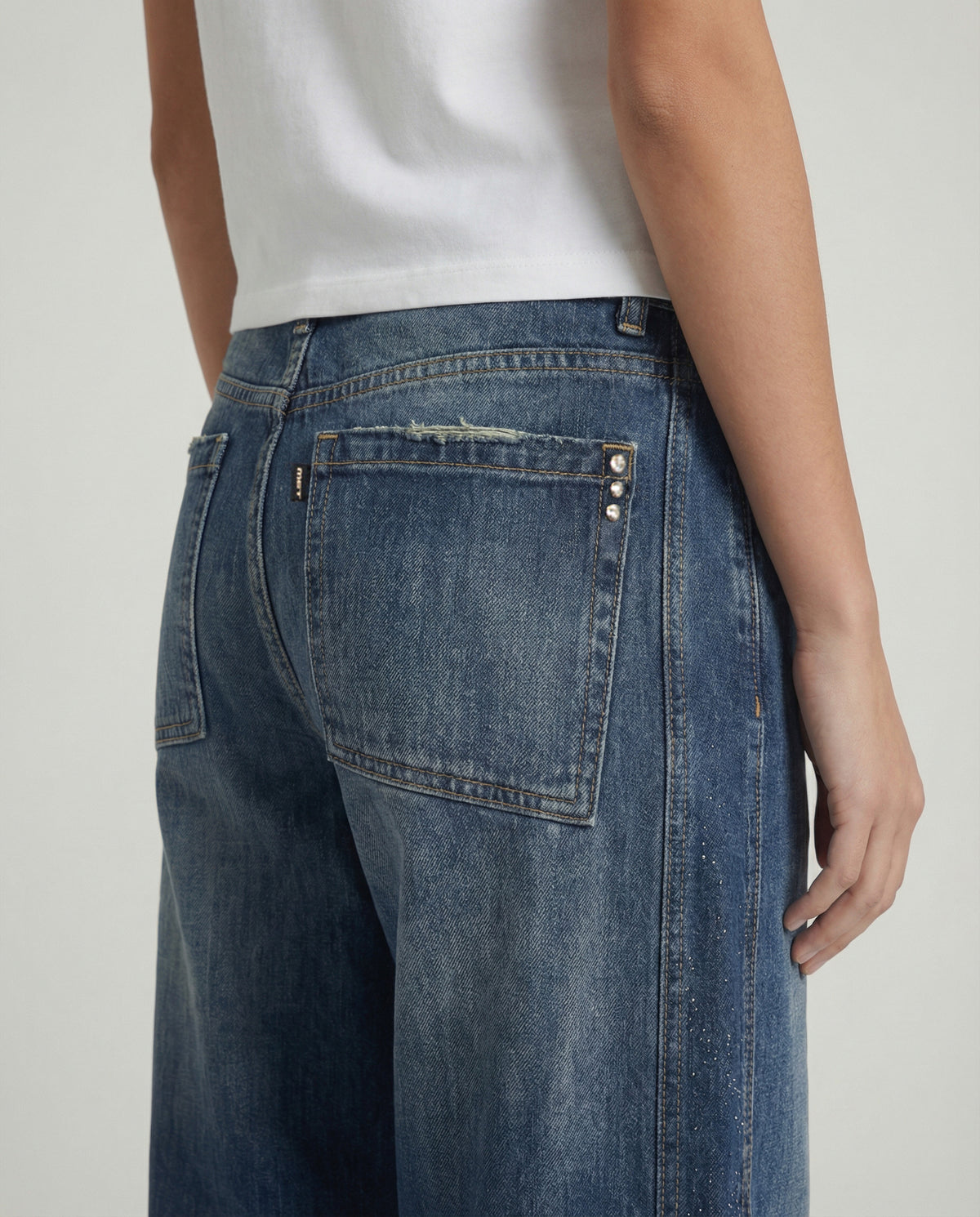 Jeans wide leg con banda laterale decorata