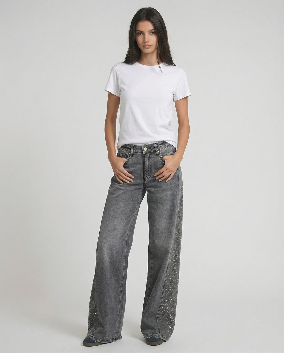 Jeans wide leg grigio con banda laterale decorata
