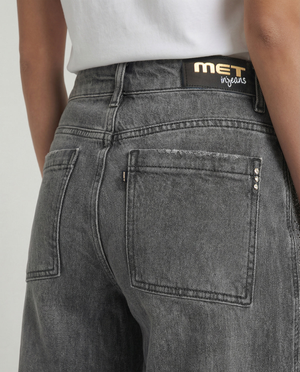 Jeans wide leg grigio con banda laterale decorata