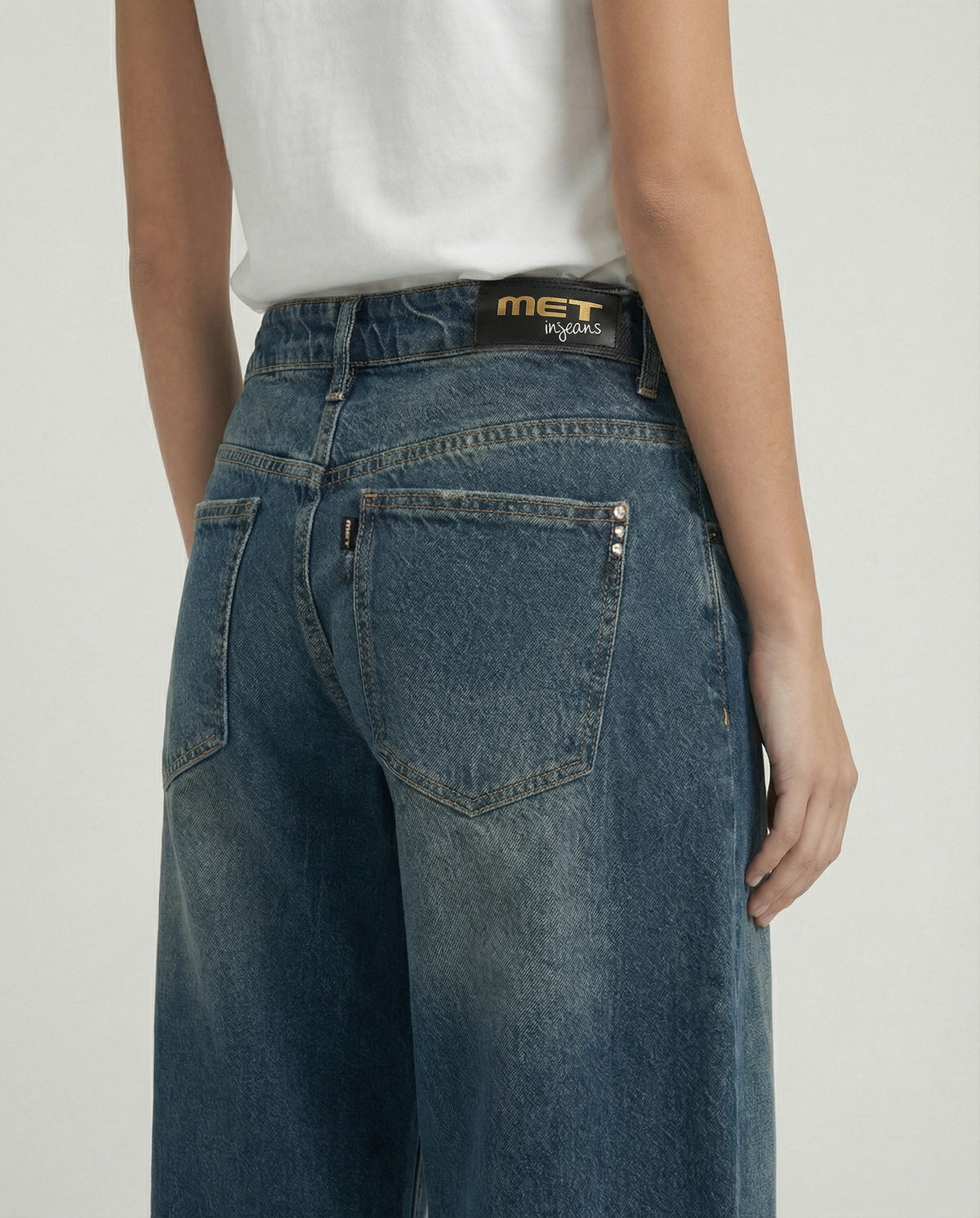 Jeans wide leg in denim con cuciture sagomate