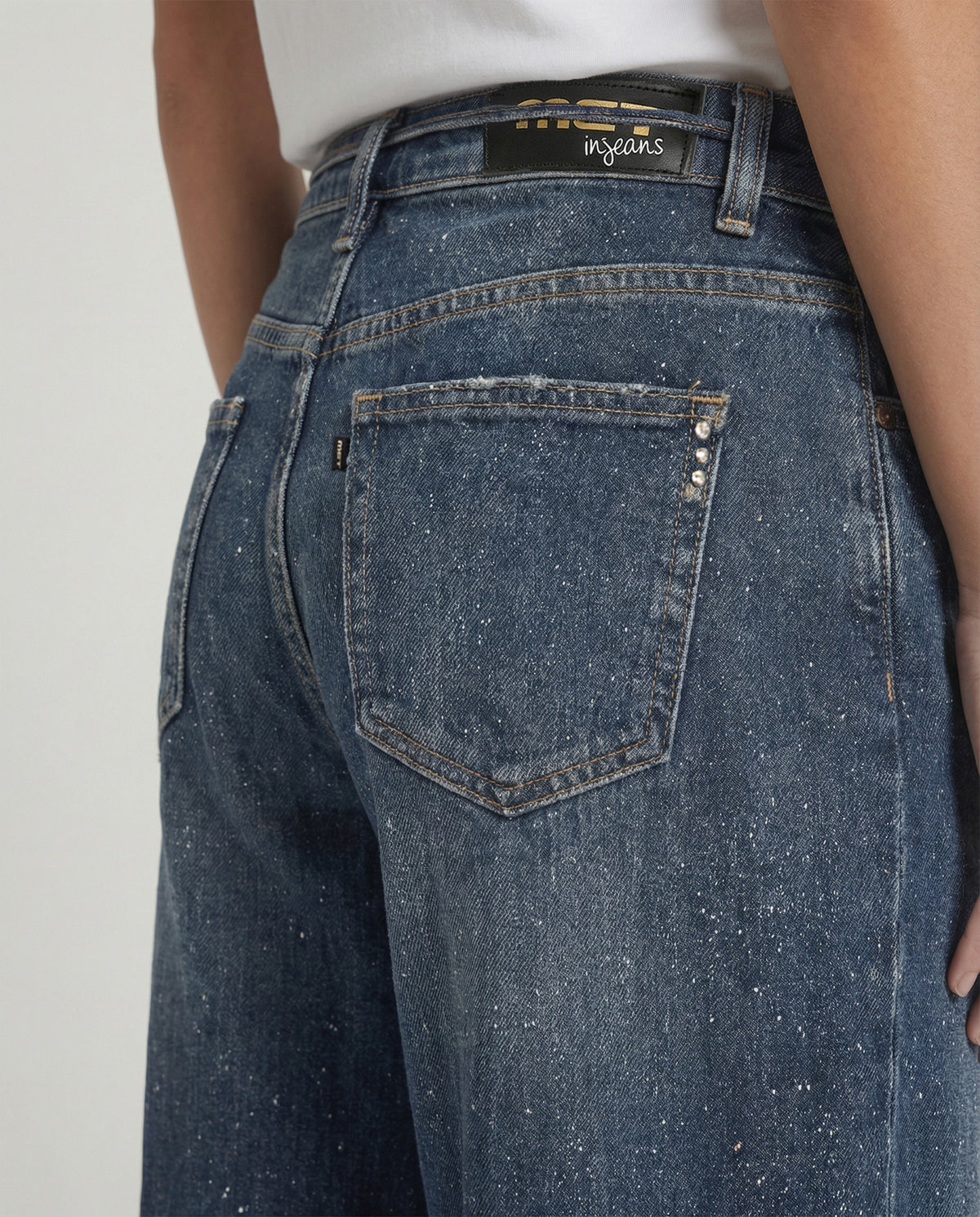 Jeans wide leg con cintura in denim e micro strass