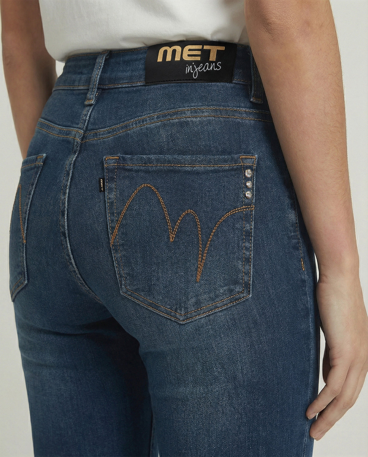 Jeans skinny con spacchi frontali