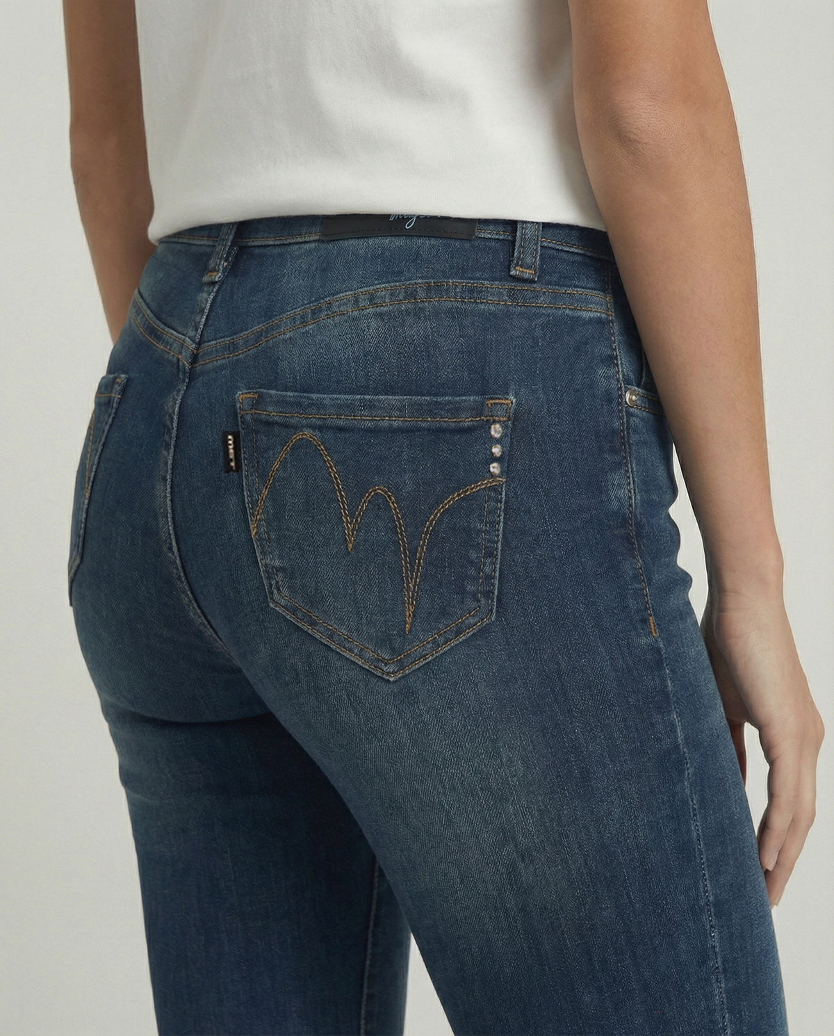 Jeans skinny con spacchi al fondo