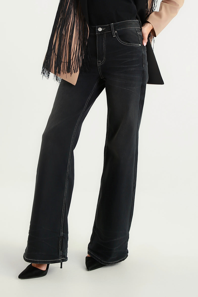 Jeans a zampa nero con cuciture a contrasto