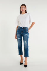 Blue cropped jeans with a worn effect and paint details