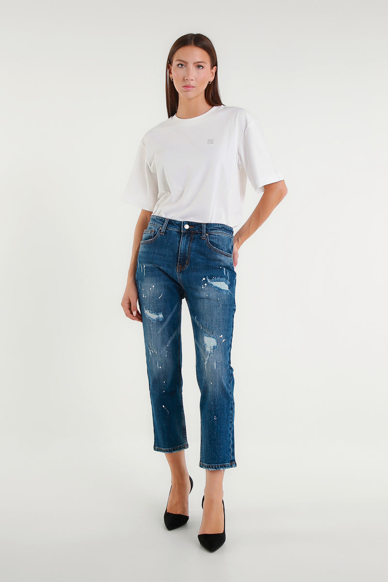Jeans cropped blu con effetto used e dettagli paint