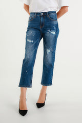 Blue cropped jeans with a worn effect and paint details