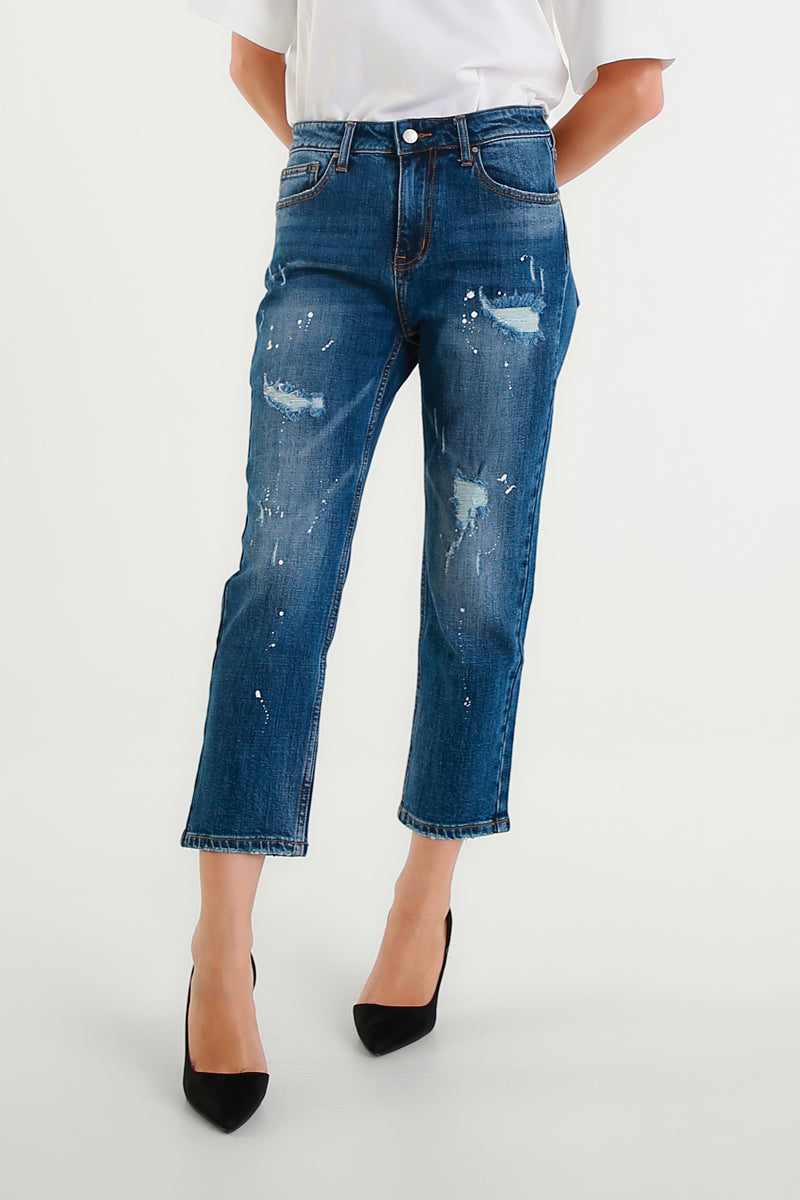 Jeans cropped blu con effetto used e dettagli paint