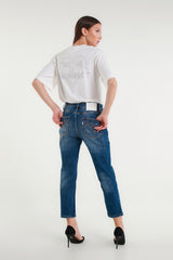 Blue cropped jeans with a worn effect and paint details