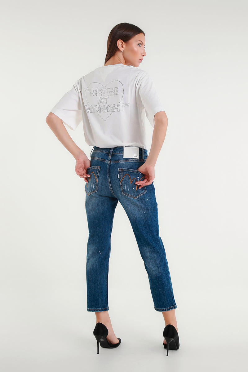 Jeans cropped blu con effetto used e dettagli paint
