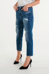 Blue cropped jeans with a worn effect and paint details